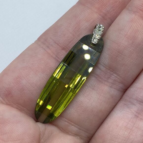 💛 Y2K White Gold Plated CZ & Green Crystal Pendant - Picture 4 of 5